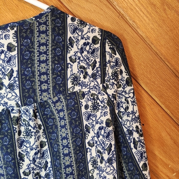 Rue 21 blue and white floral striped long sleeve blouse size medium - Picture 9 of 11
